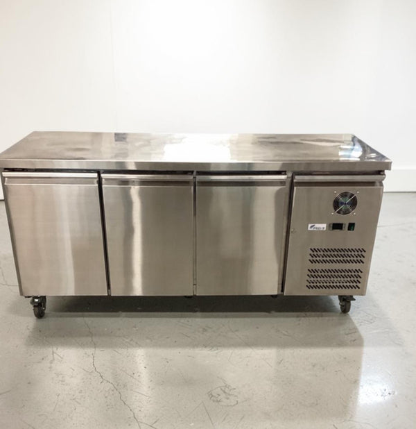 Federal XUB7C18S3V 3 Door Underbench Chiller